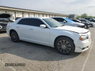 2014 Chrysler 300 S z VIN 2C3CCAGGXEH120747, wystawiony jako Copart lot #54400005 z przebiegiem 135 743 mil mil oraz Szkoda całkowita • Salvage title. Historia ofert i sprzedaży dostępna na DreamBid. Obrazek 4.