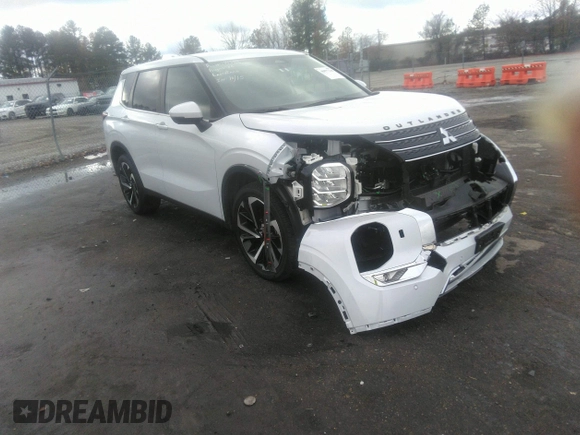 2022 Mitsubishi Outlander SE with VIN JA4J4UA88NZ084473, listed as a IAAI auction lot 40877218 with 23,975 mi miles. Bid and sale history available at carsss.com. Image 1.