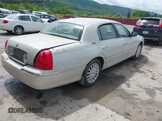 2005 Lincoln Town Car Signature Limited z VIN 1LNHM82W35Y654826, wystawiony jako IAAI lot #42334790 z przebiegiem 96 113 mil mil oraz . Historia ofert i sprzedaży dostępna na DreamBid. Obrazek 4.