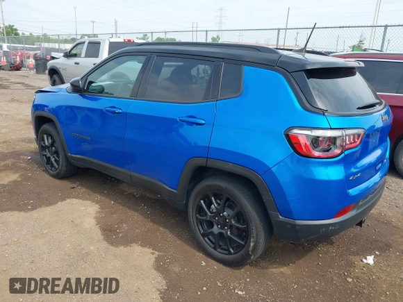 2024 Jeep Compass Latitude z VIN 3C4NJDBN4RT106311, wystawiony jako IAAI lot #42474517 z przebiegiem 9 027 mil mil oraz . Historia ofert i sprzedaży dostępna na DreamBid. Obrazek 3.