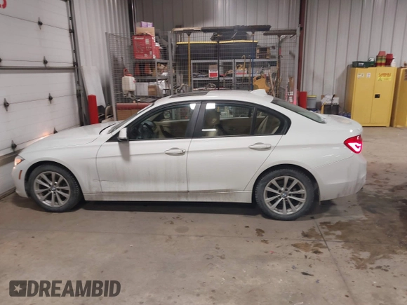 2016 BMW 3 Series 320i xDrive z VIN WBA8E5G5XGNT93549, wystawiony jako IAAI lot #41527046 z przebiegiem 101 743 mil mil oraz . Historia ofert i sprzedaży dostępna na DreamBid. Obrazek 14.
