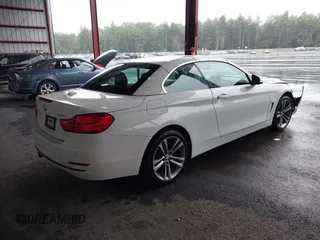 2017 BMW 4 Series 430i xDrive z VIN WBA4U9C30H5H64364, wystawiony jako IAAI lot #42502753 z przebiegiem 100 988 mil mil oraz . Historia ofert i sprzedaży dostępna na DreamBid. Obrazek 4.