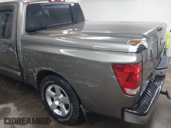 2006 Nissan Titan LE z VIN 1N6BA07B26N572273, wystawiony jako IAAI lot #41252390 z przebiegiem 88 457 mil mil oraz . Historia ofert i sprzedaży dostępna na DreamBid. Obrazek 18.