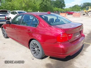 2011 BMW 3 Series 328i xDrive z VIN WBAPK7C51BA971527, wystawiony jako IAAI lot #42204551 z przebiegiem 160 633 mil mil oraz . Historia ofert i sprzedaży dostępna na DreamBid. Obrazek 3.
