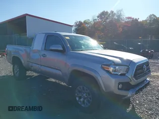 2017 Toyota Tacoma SR z VIN 5TFSX5EN5HX055343, wystawiony jako IAAI lot #40570156 z przebiegiem 66 937 mil mil oraz . Historia ofert i sprzedaży dostępna na DreamBid. Obrazek 1.