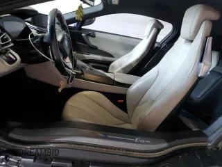 2015 BMW i8 z VIN WBY2Z2C50FV674452, wystawiony jako Copart lot #58845855 z przebiegiem 119 mil mil oraz Czysty tytuł • Clean title. Historia ofert i sprzedaży dostępna na DreamBid. Obrazek 7.