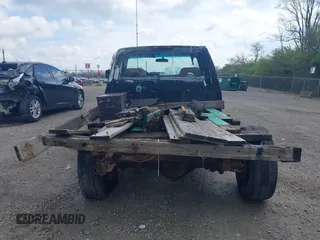 1994 Chevrolet Silverado 2500 z VIN 1GCFC24K6RE155578, wystawiony jako IAAI lot #42062238 z przebiegiem 303 962 mil mil oraz . Historia ofert i sprzedaży dostępna na DreamBid. Obrazek 16.