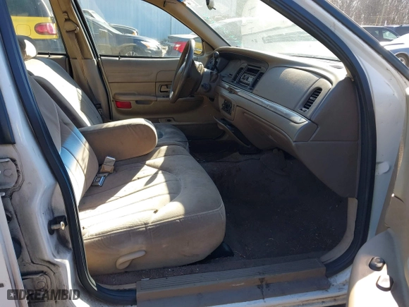 2000 Ford Crown Victoria with VIN 2FAFP73W7YX135395, listed as a IAAI auction lot 41439401 with 235,285 mi miles. Bid and sale history available at carsss.com. Image 5.