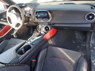 2023 Chevrolet Camaro ZL1 z VIN 1G1FK1R66P0100964, wystawiony jako Copart lot #45670485 z przebiegiem 28 165 mil mil oraz Szkody całkowita. Historia ofert i sprzedaży dostępna na DreamBid. Obrazek 8.