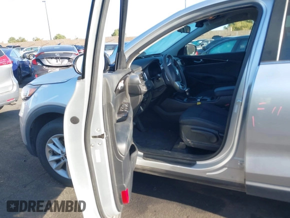 2019 Kia Sorento L with VIN 5XYPG4A30KG575383, listed as a IAAI auction lot 41958901 with 102,797 mi miles. Bid and sale history available at carsss.com. Image 5.