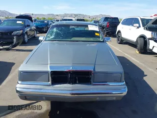 1991 Chrysler New Yorker z VIN 1C3XY66R2MD228813, wystawiony jako IAAI lot #42257734 z przebiegiem 45 786 mil mil oraz . Historia ofert i sprzedaży dostępna na DreamBid. Obrazek 15.
