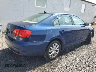 2014 Volkswagen Jetta SE z VIN 3VWD17AJ8EM413915, wystawiony jako Copart lot #62325025 z przebiegiem 131 112 mil mil oraz Szkoda całkowita • Salvage title. Historia ofert i sprzedaży dostępna na DreamBid. Obrazek 3.