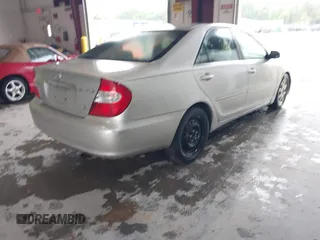 2002 Toyota Camry XLE z VIN 4T1BF30K32U009695, wystawiony jako IAAI lot #42376626 z przebiegiem 291 800 mil mil oraz . Historia ofert i sprzedaży dostępna na DreamBid. Obrazek 4.