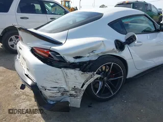 2021 Toyota Supra 3.0 z VIN WZ1DB0C06MW039185, wystawiony jako IAAI lot #42160847 z przebiegiem 42 736 mil mil oraz . Historia ofert i sprzedaży dostępna na DreamBid. Obrazek 6.