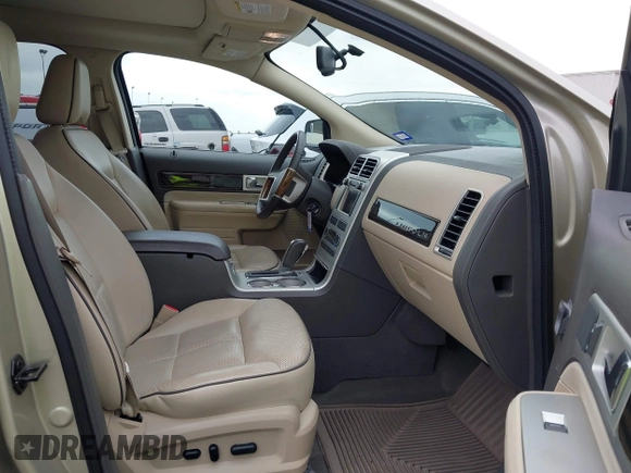 2010 Lincoln MKX z VIN 2LMDJ6JC0ABJ11318, wystawiony jako IAAI lot #42448885 z przebiegiem 92 860 mil mil oraz . Historia ofert i sprzedaży dostępna na DreamBid. Obrazek 5.