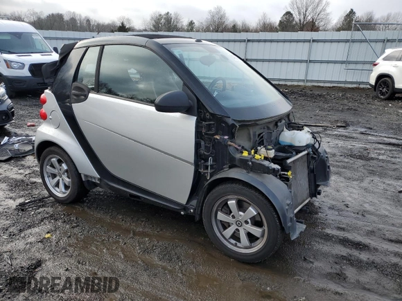 2013 Smart fortwo Passion z VIN WMEEK3BA2DK625180, wystawiony jako Copart lot #84905324 z przebiegiem 53 126 mil mil oraz Szkoda całkowita • Salvage title. Historia ofert i sprzedaży dostępna na DreamBid. Obrazek 4.