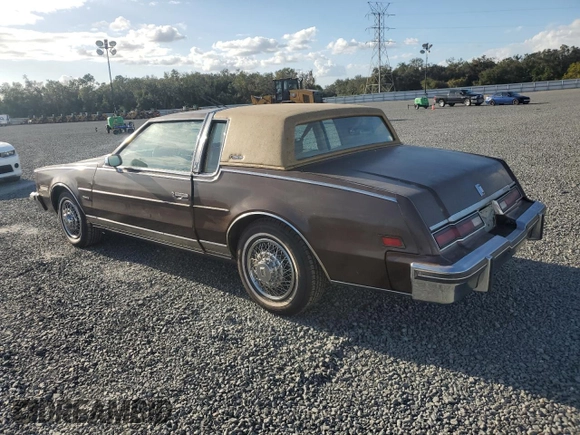 1985 Oldsmobile Toronado Custom Brougham z VIN 1G3EZ57Y6FE321802, wystawiony jako Copart lot #77305454 z przebiegiem 51 559 mil mil oraz Szkoda całkowita • Salvage title. Historia ofert i sprzedaży dostępna na DreamBid. Obrazek 2.