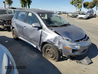 2006 Scion xA z VIN JTKKT624465014796, wystawiony jako Copart lot #70084474 z przebiegiem 156 493 mil mil oraz Szkody całkowita. Historia ofert i sprzedaży dostępna na DreamBid. Obrazek 4.