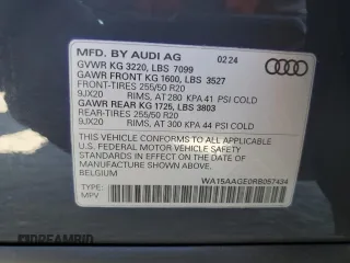 2024 Audi Q8 e-tron Premium Plus z VIN WA15AAGE0RB057434, wystawiony jako Copart lot #68937884 z przebiegiem 1487 mil mil oraz Szkody całkowita. Historia ofert i sprzedaży dostępna na DreamBid. Obrazek 13.