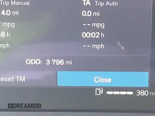 2025 Volvo XC40 Plus Dark Theme с VIN YV4L12UC2S2451557, выставлен на аукционе IAAI как лот 42136456 с пробегом 3 796 миль миль и . История ставок и продаж доступна на DreamBid. Изображение 15.