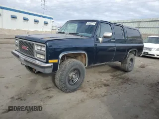 1989 GMC Suburban z VIN 1GKGV26K0KF517730, wystawiony jako Copart lot #41437715 z przebiegiem 21 423 mil mil oraz Szkody całkowita. Historia ofert i sprzedaży dostępna na DreamBid. Obrazek 1.
