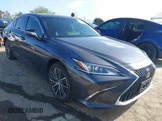 2023 Lexus ES 300h z VIN 58ADA1C15PU034077, wystawiony jako IAAI lot #41956543 z przebiegiem 72 661 mil mil oraz . Historia ofert i sprzedaży dostępna na DreamBid. Obrazek 1.