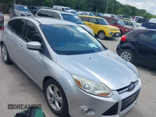 2012 Ford Focus SE z VIN 1FAHP3K23CL256723, wystawiony jako IAAI lot #42350133 z przebiegiem 81 774 mil mil oraz . Historia ofert i sprzedaży dostępna na DreamBid. Obrazek 1.