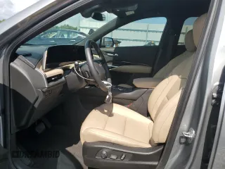 2025 Cadillac XT4 FWD Premium Luxury z VIN 1GYFZCR43SF128251, wystawiony jako Copart lot #59265035 z przebiegiem 7 271 mil mil oraz Czysty tytuł • Clean title. Historia ofert i sprzedaży dostępna na DreamBid. Obrazek 7.