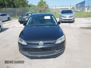 2013 Volkswagen Jetta Hybrid SE z VIN 3VW637AJXDM226189, wystawiony jako IAAI lot #42503588 z przebiegiem 158 367 mil mil oraz . Historia ofert i sprzedaży dostępna na DreamBid. Obrazek 6.