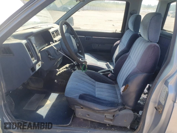 1992 Nissan Frontier SE z VIN 1N6HD16Y8NC358458, wystawiony jako Copart lot #62064905 z przebiegiem 226 678 mil mil oraz Czysty tytuł • Clean title. Historia ofert i sprzedaży dostępna na DreamBid. Obrazek 7.