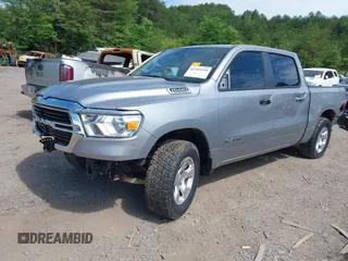 2020 Ram 1500 Big Horn z VIN 1C6SRFFTXLN101550, wystawiony jako IAAI lot #42275672 z przebiegiem 40 154 mil mil oraz . Historia ofert i sprzedaży dostępna na DreamBid. Obrazek 2.