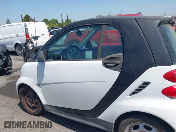 2013 Smart fortwo Pure z VIN WMEEJ3BA9DK608864, wystawiony jako IAAI lot #42314857 z przebiegiem 159 513 mil mil oraz . Historia ofert i sprzedaży dostępna na DreamBid. Obrazek 6.