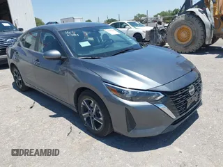 2025 Nissan Sentra SV z VIN 3N1AB8CV1SY303353, wystawiony jako IAAI lot #42503250 z przebiegiem 7 176 mil mil oraz . Historia ofert i sprzedaży dostępna na DreamBid. Obrazek 1.