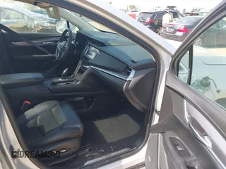 2017 Cadillac XT5 Premium Luxury AWD z VIN 1GYKNERS6HZ112170, wystawiony jako IAAI lot #42262116 z przebiegiem 140 982 mil mil oraz . Historia ofert i sprzedaży dostępna na DreamBid. Obrazek 5.