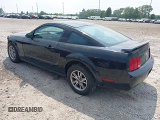 2005 Ford Mustang Deluxe z VIN 1ZVFT80N355240212, wystawiony jako IAAI lot #42426192 z przebiegiem 68 742 mil mil oraz . Historia ofert i sprzedaży dostępna na DreamBid. Obrazek 3.