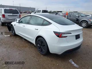 2025 Tesla Model 3 Long Range z VIN 5YJ3E1EB9SF904223, wystawiony jako IAAI lot #41611201 z przebiegiem 690 mil mil oraz . Historia ofert i sprzedaży dostępna na DreamBid. Obrazek 3.