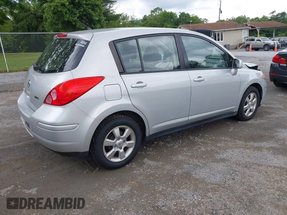 2012 Nissan Versa S z VIN 3N1BC1CP3CK267230, wystawiony jako IAAI lot #42369856 z przebiegiem 200 971 mil mil oraz . Historia ofert i sprzedaży dostępna na DreamBid. Obrazek 4.