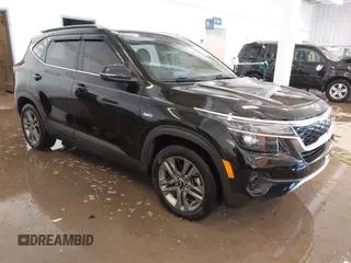 2021 Kia Seltos S z VIN KNDEUCAA9M7124395, wystawiony jako IAAI lot #41391882 z przebiegiem 93 829 mil mil oraz . Historia ofert i sprzedaży dostępna na DreamBid. Obrazek 1.