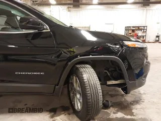 2017 Jeep Cherokee Latitude с VIN 1C4PJMCB6HD227326, выставлен на аукционе IAAI как лот 42181798 с пробегом 147 962 миль миль и . История ставок и продаж доступна на DreamBid. Изображение 18.