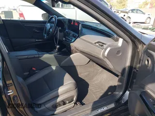 2022 Lexus ES 300h z VIN 58ADA1C18NU013723, wystawiony jako IAAI lot #41642214 z przebiegiem 221 947 mil mil oraz . Historia ofert i sprzedaży dostępna na DreamBid. Obrazek 5.
