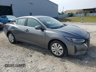 2025 Nissan Sentra S z VIN 3N1AB8BV9SY229200, wystawiony jako Copart lot #56155535 z przebiegiem 11 396 mil mil oraz Czysty tytuł • Clean title. Historia ofert i sprzedaży dostępna na DreamBid. Obrazek 4.