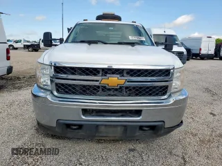 2014 Chevrolet Silverado 3500HD Work Truck z VIN 1GB4CZCGXEF153306, wystawiony jako Copart lot #58331735 z przebiegiem 133 058 mil mil oraz Czysty tytuł • Clean title. Historia ofert i sprzedaży dostępna na DreamBid. Obrazek 5.