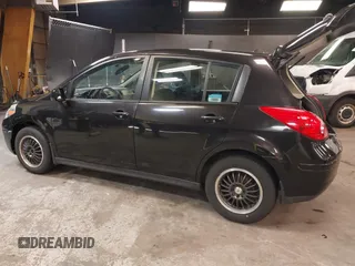 2011 Nissan Versa S z VIN 3N1BC1CPXBL497663, wystawiony jako IAAI lot #42340806 z przebiegiem 305 403 mil mil oraz . Historia ofert i sprzedaży dostępna na DreamBid. Obrazek 3.