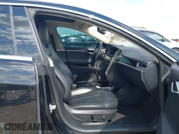 2014 Tesla Model S 60 z VIN 5YJSA1H1XEFP44397, wystawiony jako IAAI lot #42140917 z przebiegiem 136 515 mil mil oraz . Historia ofert i sprzedaży dostępna na DreamBid. Obrazek 5.