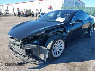 2018 Tesla Model S 75D z VIN 5YJSA1E23JF246601, wystawiony jako IAAI lot #40774603 z przebiegiem 55 697 mil mil oraz . Historia ofert i sprzedaży dostępna na DreamBid. Obrazek 19.