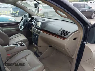 2011 Volkswagen Routan z VIN 2V4RW6DG6BR695681, wystawiony jako IAAI lot #42078872 z przebiegiem 141 730 mil mil oraz . Historia ofert i sprzedaży dostępna na DreamBid. Obrazek 5.