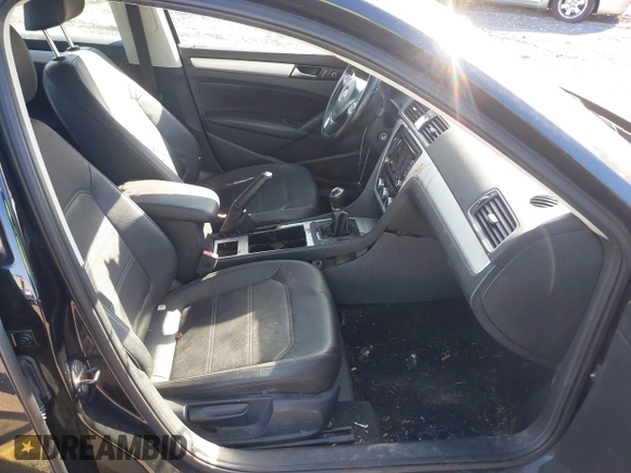 2012 Volkswagen Passat SE z VIN 1VWBP7A32CC077832, wystawiony jako IAAI lot #40637993 z przebiegiem 146 698 mil mil oraz . Historia ofert i sprzedaży dostępna na DreamBid. Obrazek 5.