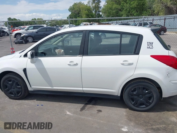 2010 Nissan Versa S z VIN 3N1BC1CP7AL457734, wystawiony jako IAAI lot #42418882 z przebiegiem 194 207 mil mil oraz . Historia ofert i sprzedaży dostępna na DreamBid. Obrazek 14.