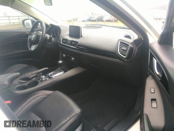 2015 Mazda 3 i Grand Touring z VIN JM1BM1W75F1232796, wystawiony jako IAAI lot #39976305 z przebiegiem 69 161 mil mil oraz . Historia ofert i sprzedaży dostępna na DreamBid. Obrazek 5.