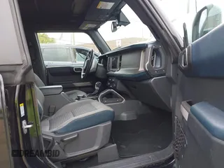 2023 Ford Bronco с VIN 1FMDE5BHXPLA83735, выставлен на аукционе IAAI как лот 42351136 с пробегом 34 737 миль миль и . История ставок и продаж доступна на DreamBid. Изображение 5.